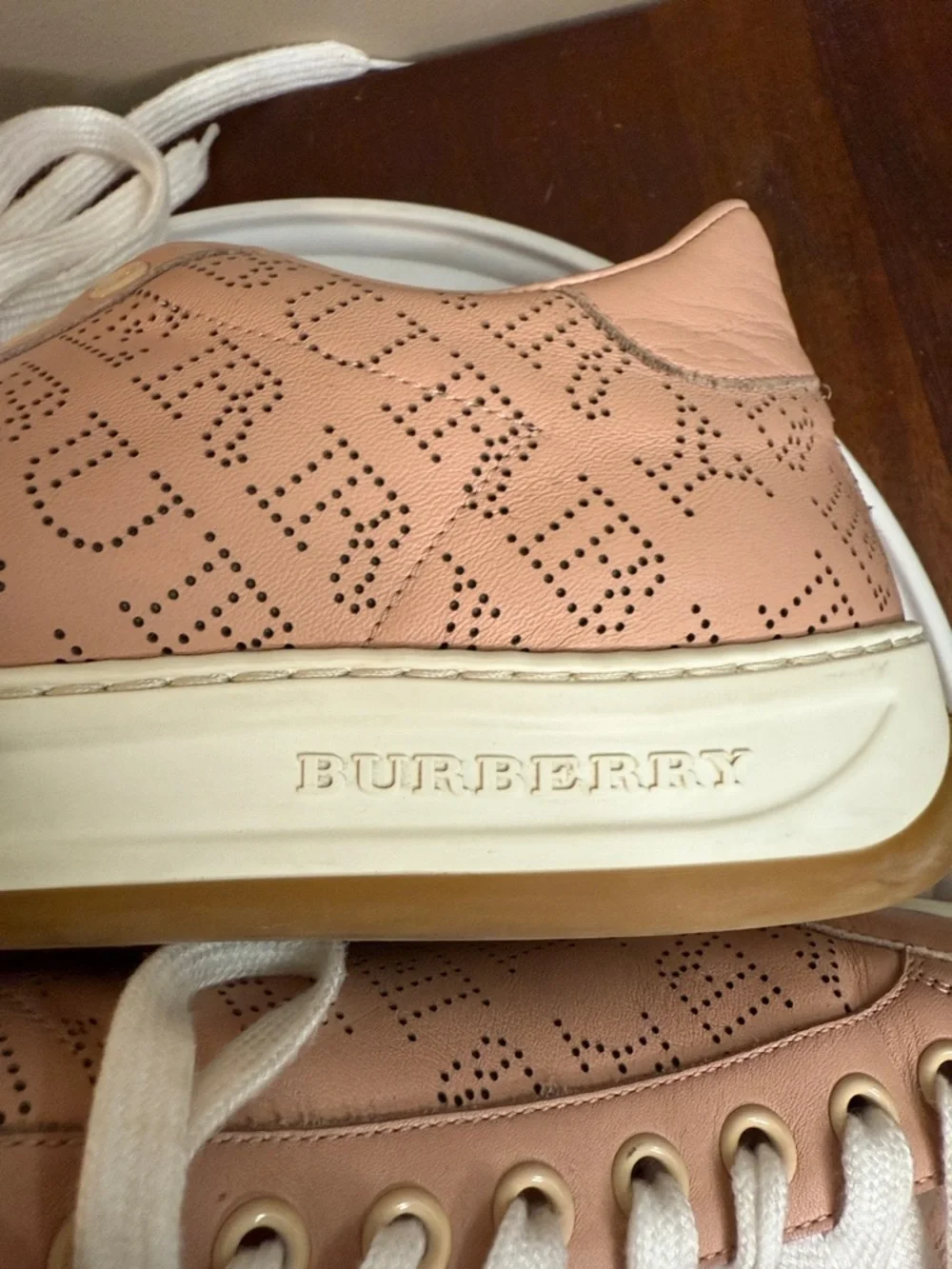 Burberry Timsbury Perforated Logo Pink
Leather Sneakers Size EU 41 - Picture 7 of 8